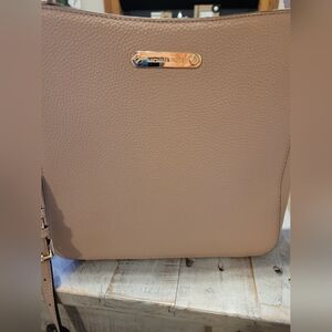 Like new, large Michael Kors Jet Set Crossbody Bag in Warm Beige
